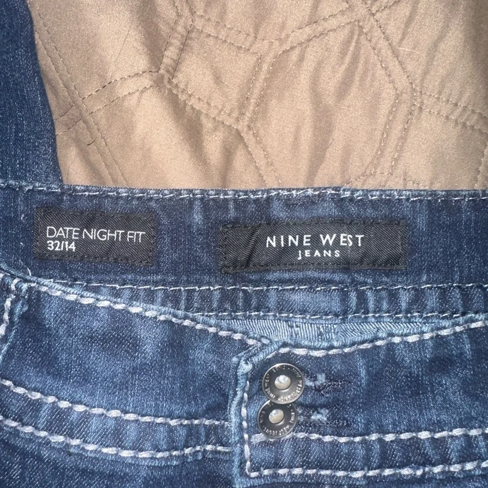 Nine West Indigo Dark Date Night Fit Capri Jeans style: Annette 32/14